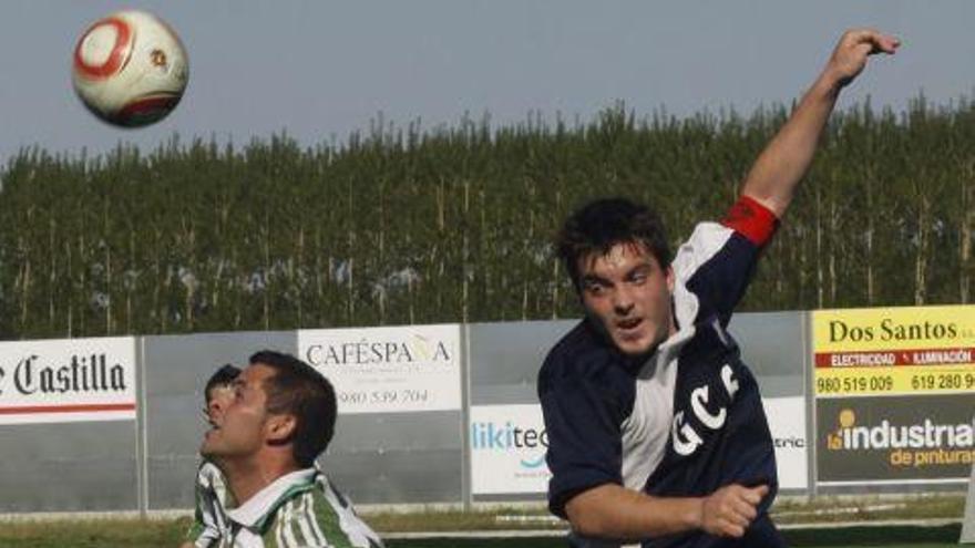 Mato toca el balón de cabeza ante un jugador de la Cebrereña