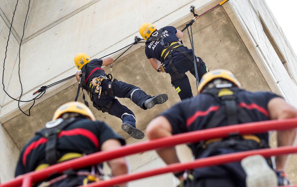 15 bomberos aprenden técnicas de rescate vertical en San Vicente