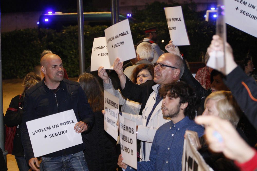 Dues concentracions s'han enfrontat a Salt per la inseguretat i el racisme