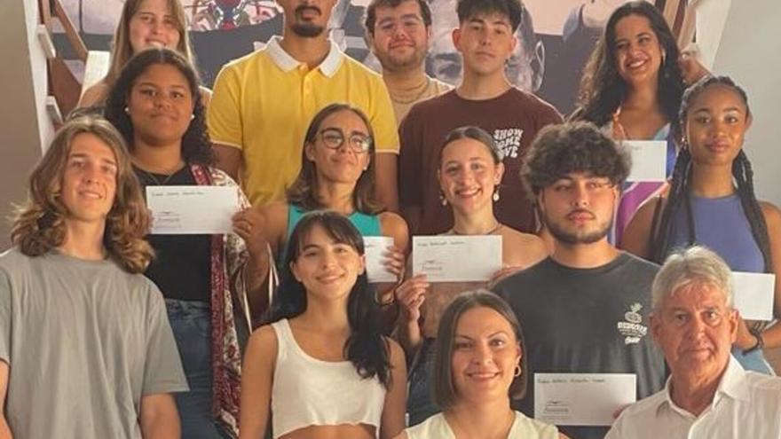 La Asociación Mercedes Medina entrega las becas a 13 universitarios de Lanzarote