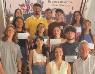 La Asociación Mercedes Medina entrega las becas a 13 universitarios de Lanzarote