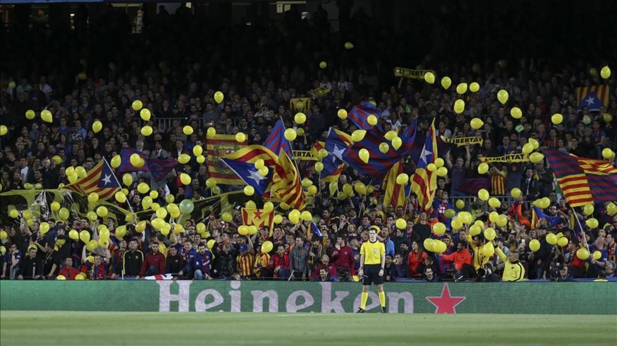 Los globos amarillos en defensa de los presos políticos inundaron el Camp Nou