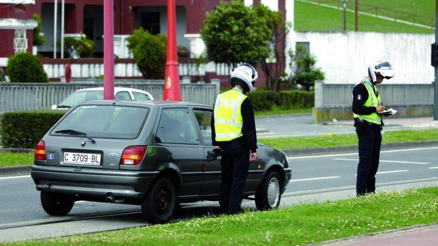 Un agente realiza un control de tráfico en A Coruña.