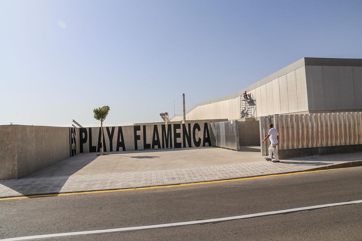 Acceso al IES Playa Flamenca, abierto en 2016, tras funcionar durante 14 cursos en barracones