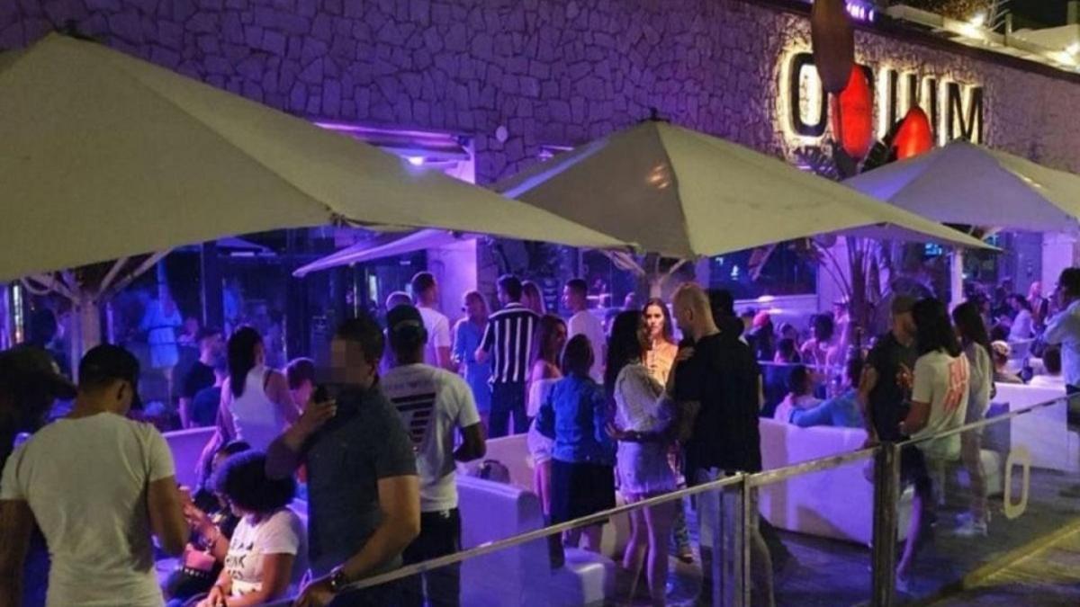 Polémica en redes por estas imágenes de una fiesta llena de gente en una discoteca de Barcelona