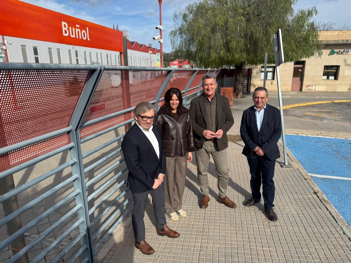 El secretario autonómico de Infraestructuras, Javier Sendra; la alcaldesa de Buñol, Virginia Sanz; el vicepresidente y conseller de Infraestructuras, Vicente Martínez Mus; y el gerente de la ATMV, José Antonio Moreno, en Buñol.