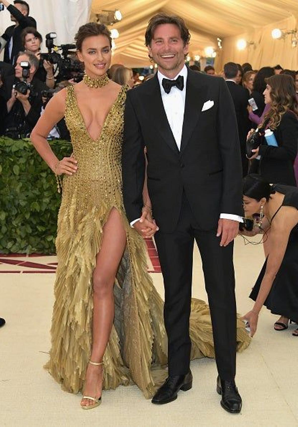 Irina Shayk y Bradley Cooper posan felices en la Gala Met