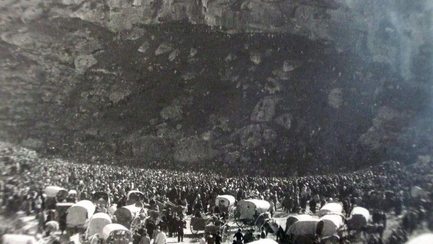 Gente congregada en les Coves.