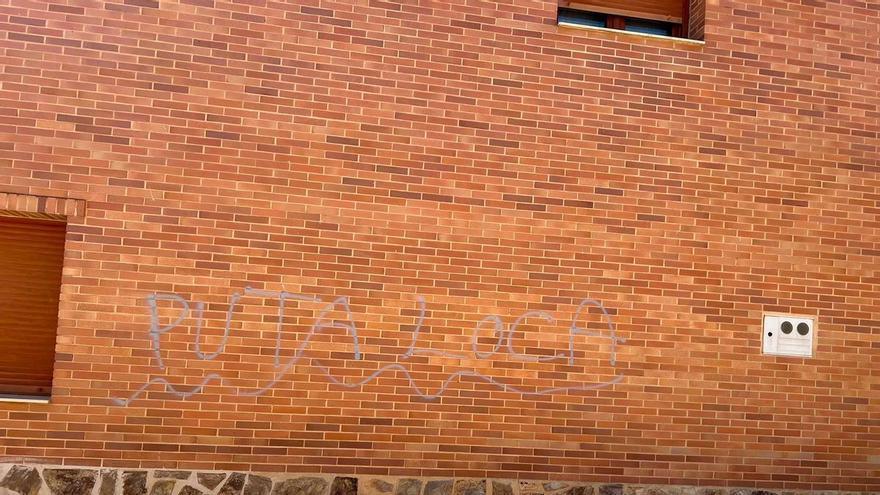 El PSOE condena las pintadas en la vivienda de una edil de Castrogonzalo
