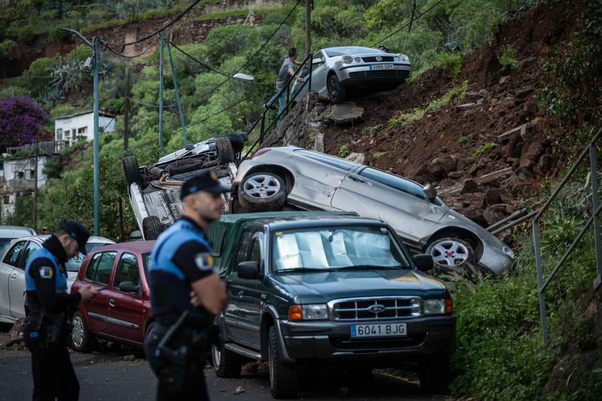 Siete coches afectados al caerse una calle en Valleseco por la borrasca Therese