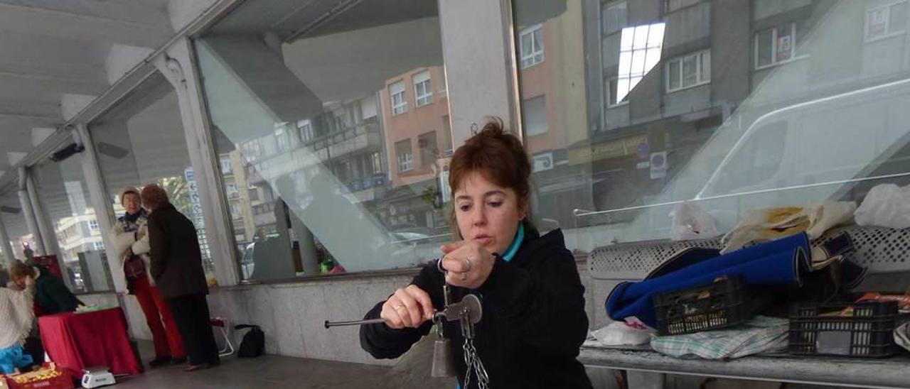 La agricultora parraguesa Josefina Soto, ayer, en el mercado, pesando unas alubias de vino.