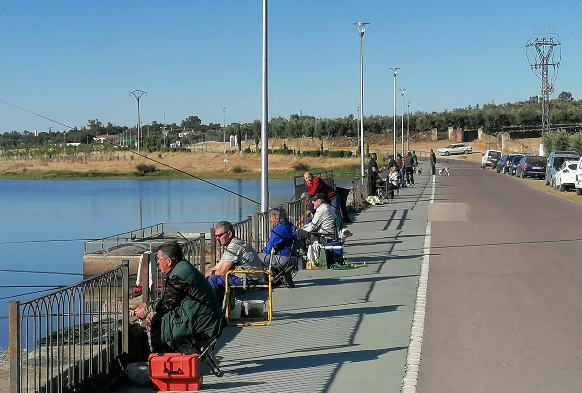 Varios aficionados pescando en La Charca, en Casar de Cáceres.