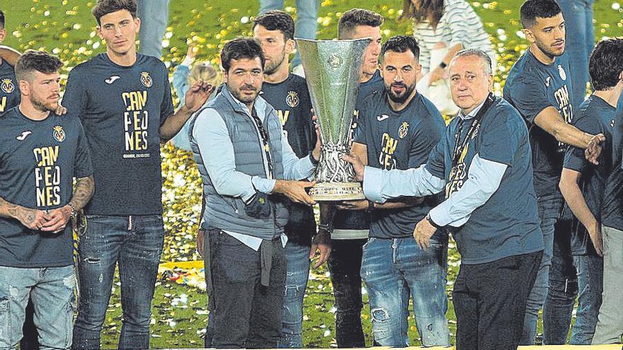 El consejero delegado del Villarreal, Roig Negueroles, junto al presidente Fernando Roig, con el trofeo de campeón de la Europa League.