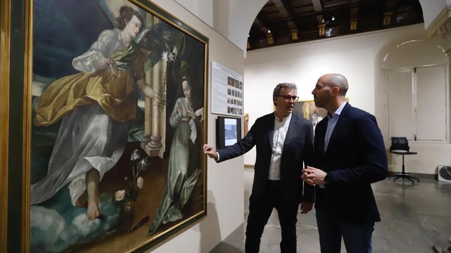 José María Vázquez Domenech y Eduardo Lucena, ante el cuadro recién restaurado