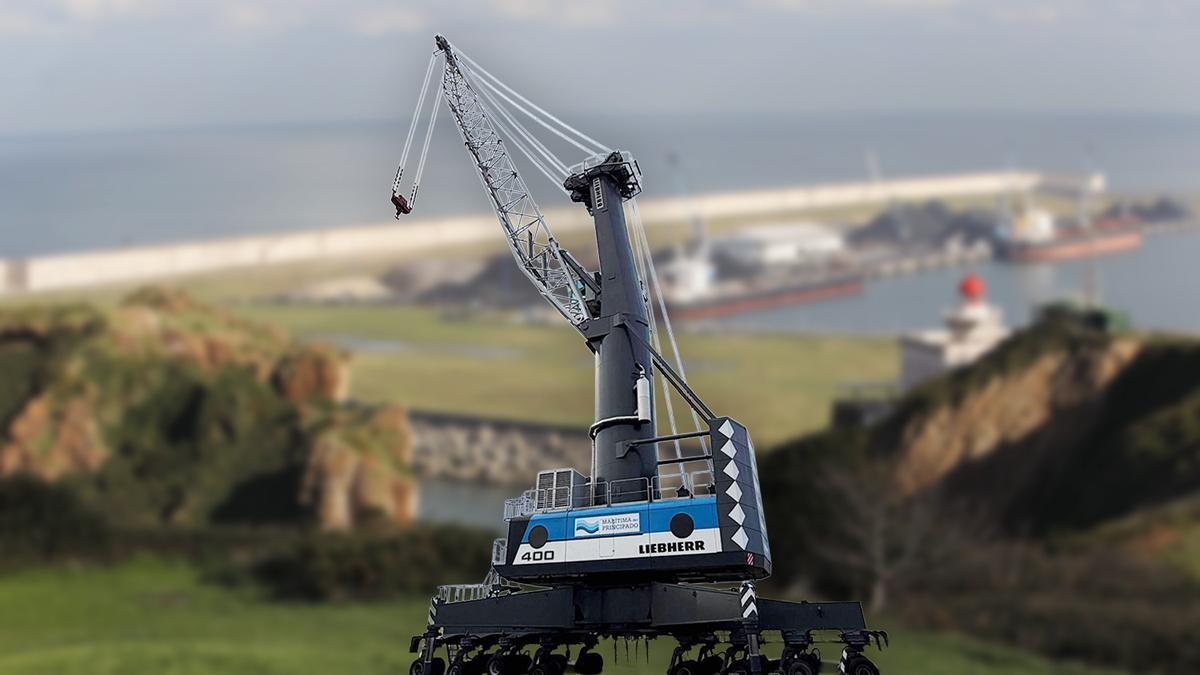 La nueva grúa de Marprin, montada ayer en el Muelle Norte.