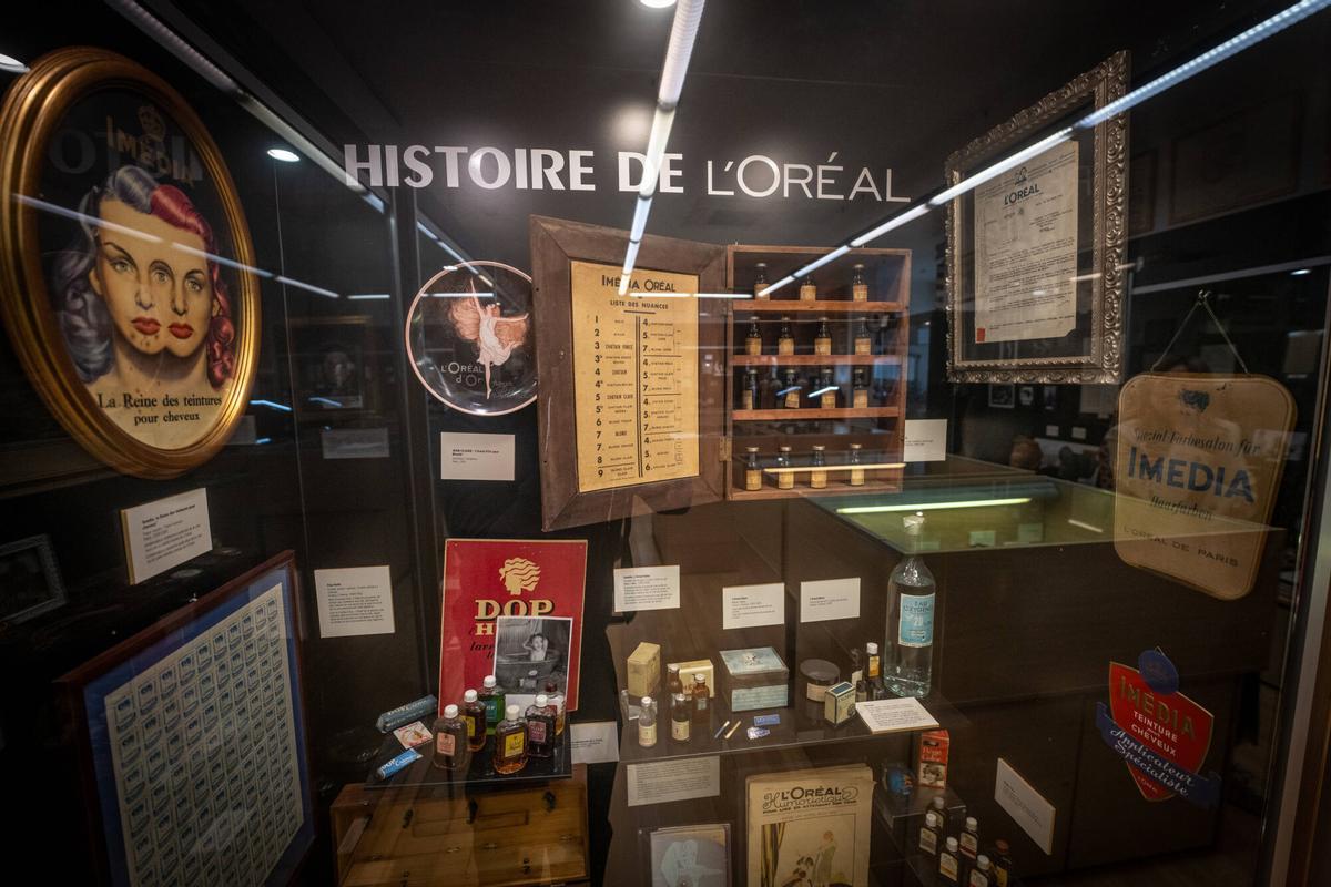 barcelona 24/04/2025 Gente. Entrevista Carol Pagès en el Museu de la peluquería Raffel Pagès, con motivo del próximo centenario del gran peluquero catalán. Entrevista y recorrido por las piezas más icónicas de su museo. AUTOR: JORDI OTIX