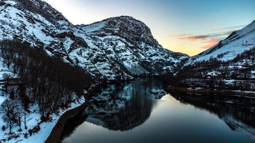 El pantano de Tanes, en una imagen tomada tras las últimas nevadas. | Javier Gutiérrez