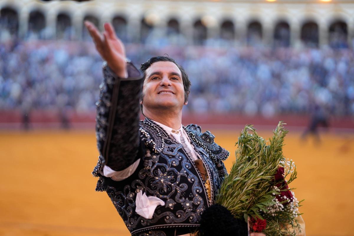 Morante de la Puebla saluda al público en La Maestranza.