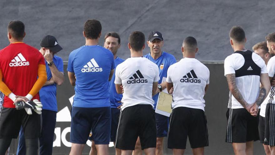 Ayestaran y sus jugadores, en la charla previa al entrenamiento.