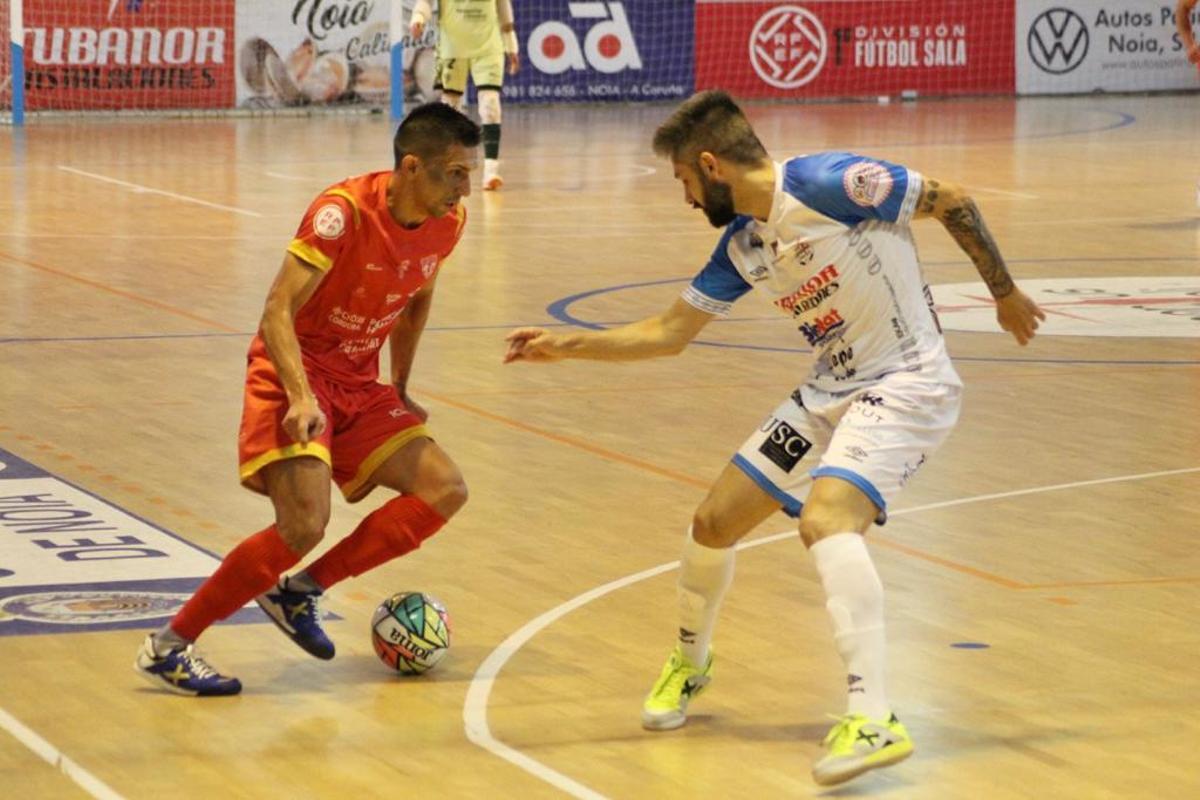 Arnaldo Báez encara a Edu Jabá durante la cita del Córdoba Futsal ante el Noia.