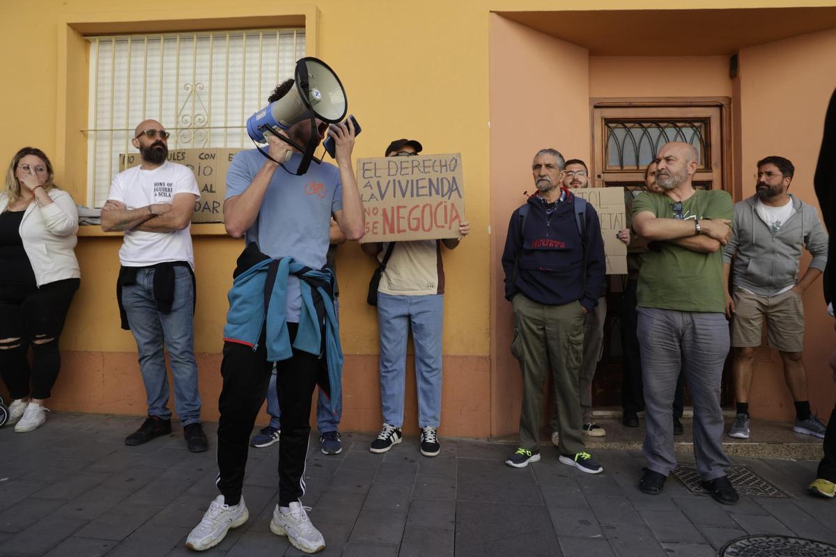 Concentración de protesta ante el desahucio previsto para este miércoles en la calle del Alcalde Julio Suárez Llanos