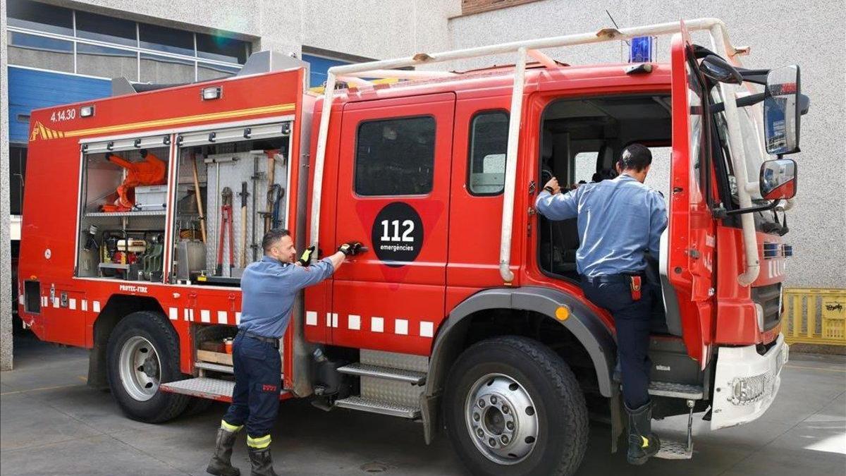 Ocho heridos y 30 vecinos desalojados en un incendio en el Ensanche de Sabadell