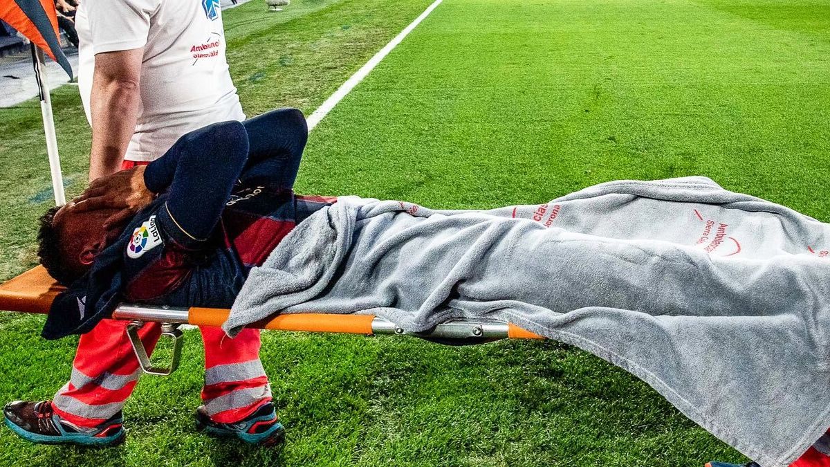 Pablo Martínez tuvo que ser retirado en camilla después de la lesión