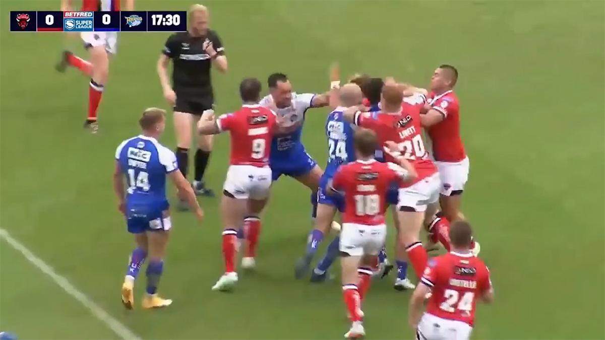 ¡Qué locura! Un partido de rugby se convirtió en una batalla campal por este tremendo puñetazo