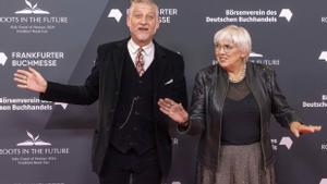 El ministro italiano de Cultura, Alessandro Giuli, y su homóloga alemana, Claudia Roth, durante la alfombra roja de la Buchmesse, en Frankfurt este 15 de octubre. 