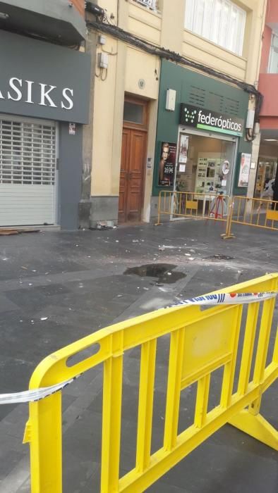 Caen trozos de  la fachada de un edificio de Triana