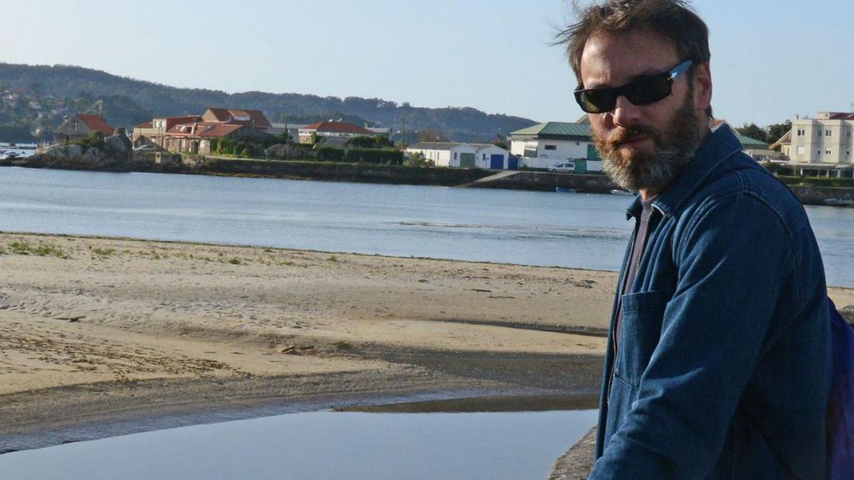 O autor Pablo Otero, na praia de Vilariño, en Cangas.   | // Gonzalo Núñez