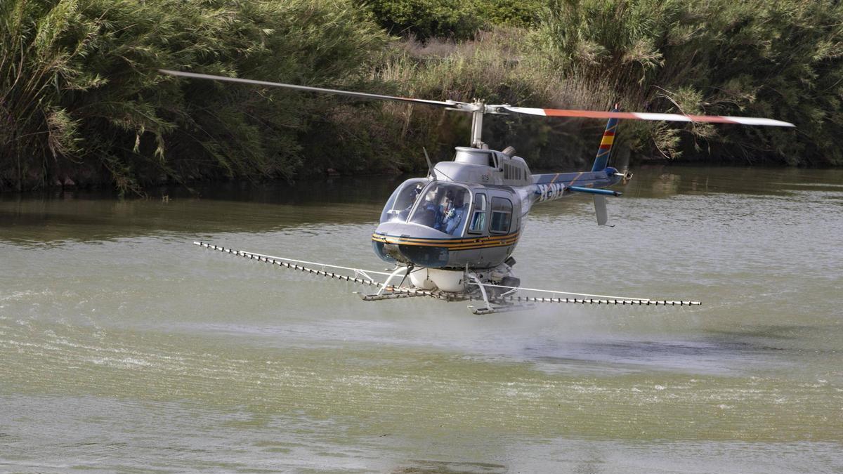 Un vuelo aéreo sobre el Xúquer para aplicar un tratamiento contra la mosca negra en una imagen de archivo.