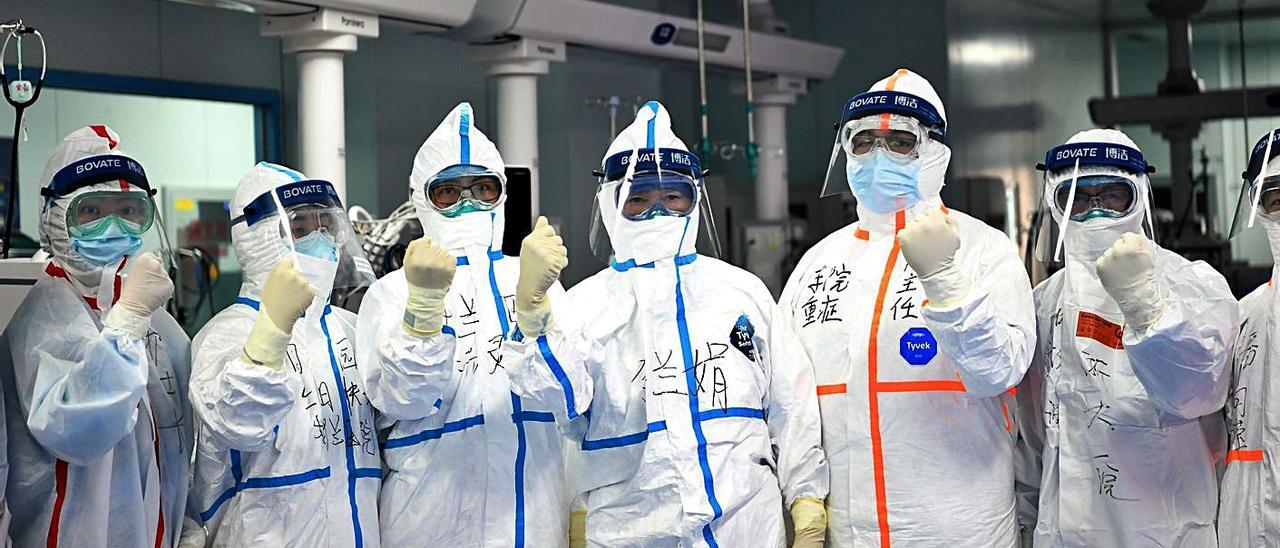 Investigadores de la Universidad de Wuhan, equipados contra el virus, el pasado mes de febrero.