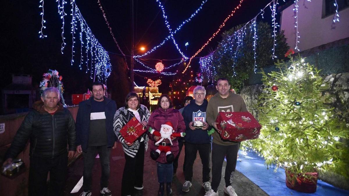 Algunos de los vecinos de A Texosa con su alumbrado.