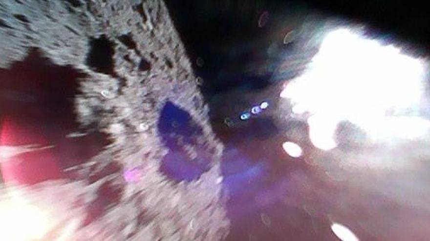 Dos robots se posan por primera vez en un asteroide