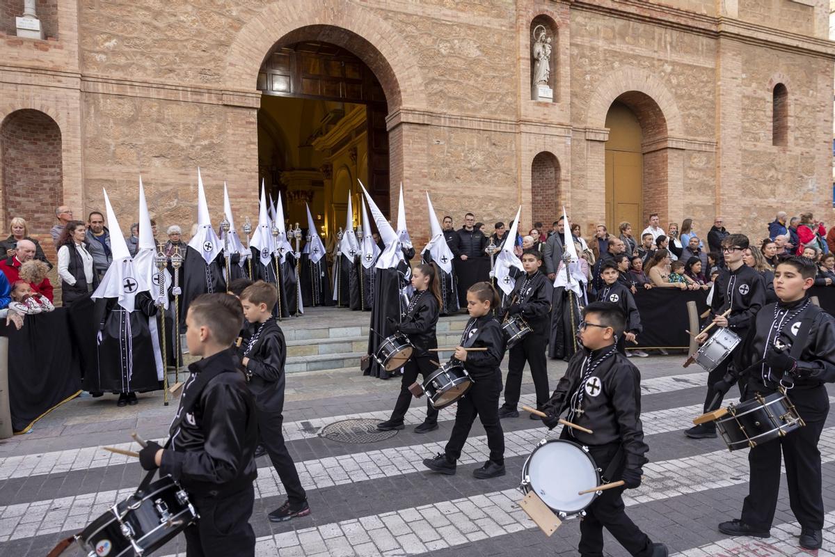 Las quince cofradías de la Semana Santa de Torrevieja recorrieron las calles en Viernes Santo Las quince cofradías de la Semana Santa de Torrevieja recorrieron las calles en Viernes Santo