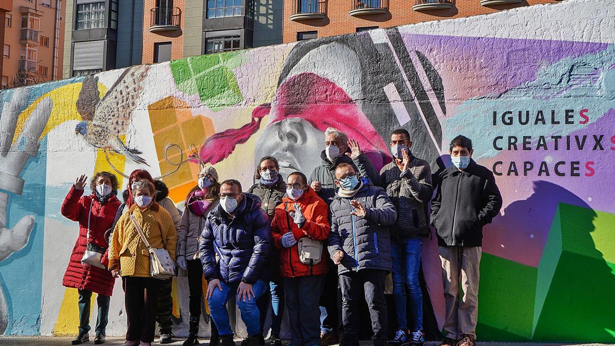 Leo Harlem rodeado de los autores del mural del barrio de La Candelaria, incluido en un proyecto de Fundación Personas. | Jose Luis Fernández