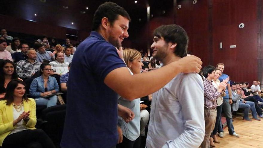 El alcalde, ayer, felicitando a Pablo Carollo tras su elección como presidente de NNXX de Pontevedra.