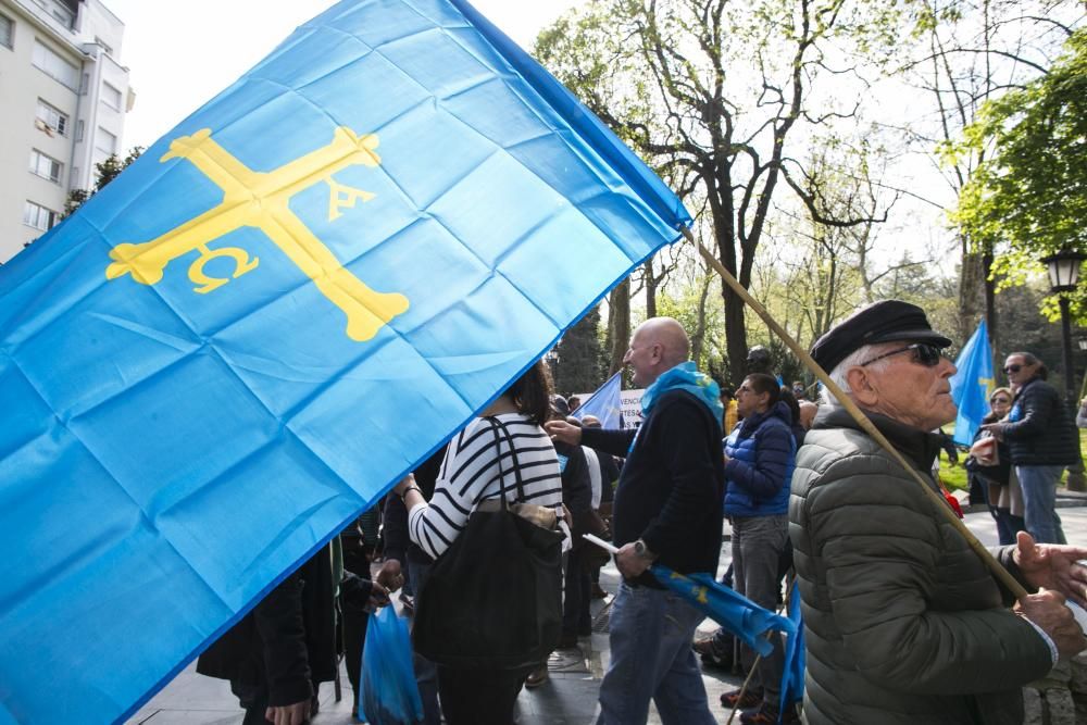 Protestas de pescadores por el cupo de la xarda en Oviedo