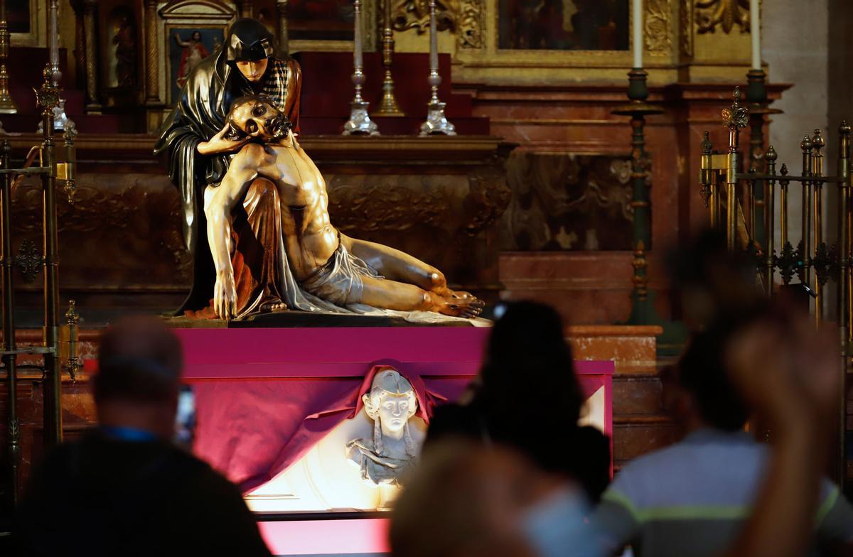 La Virgen de la Piedad, sobre la peana de Ángel Sarmiento en El Verbo Encarnado.