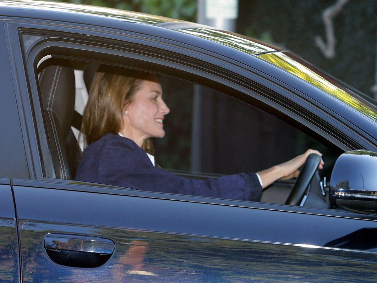 Letizia tras dejar a las Infantas en el colegio