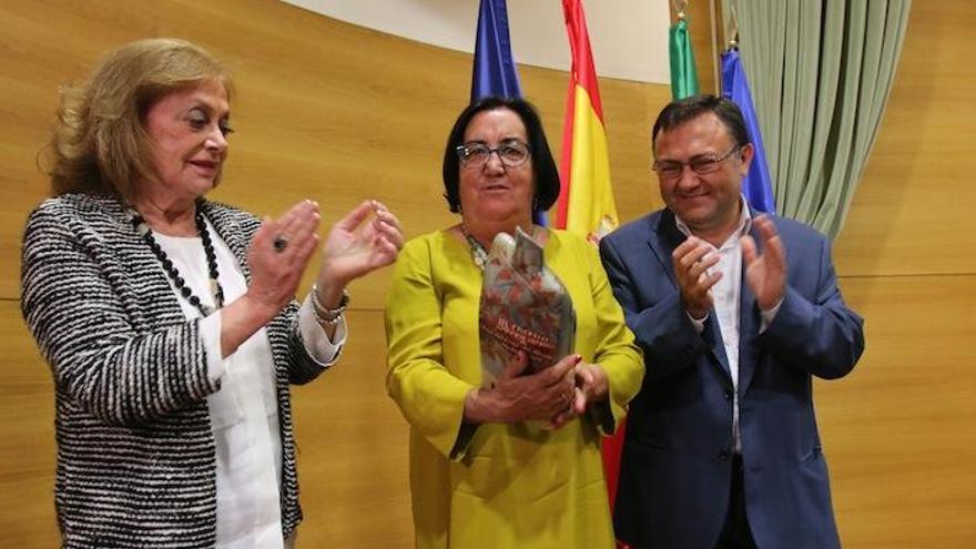 Chiqui Gutiérrez del Alamo recibió el premio Carmen Olmedo de manos de Amparo Rubiales y Miguel Ángel Heredia. El acto de entrega del galardón congregó ayer por la tarde a veteranos socialistas.