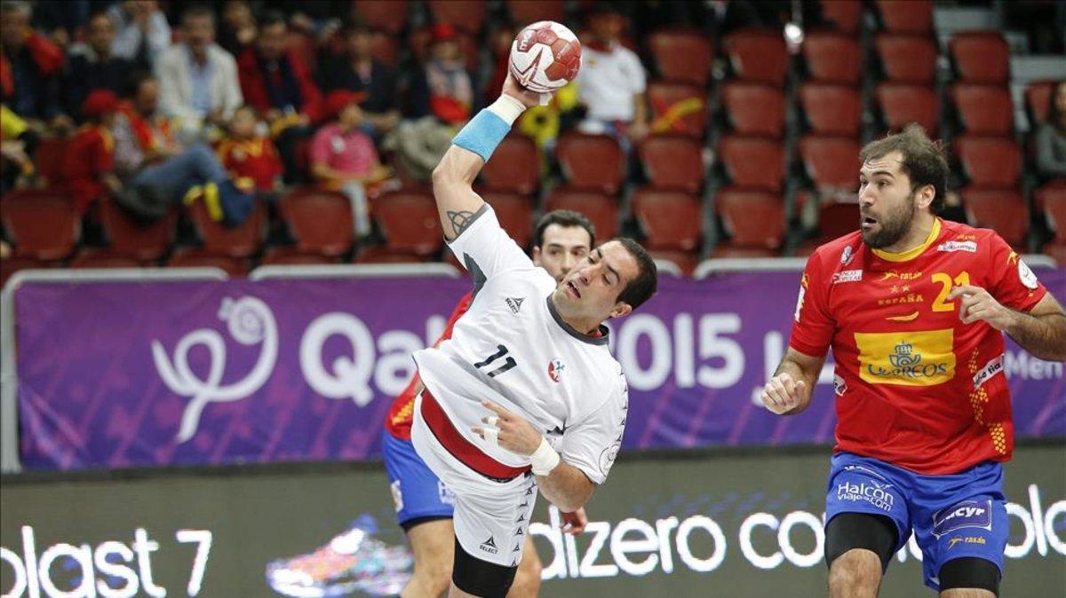 Esteban Salinas realiza un lanzamiento ante el español Joan Canellas