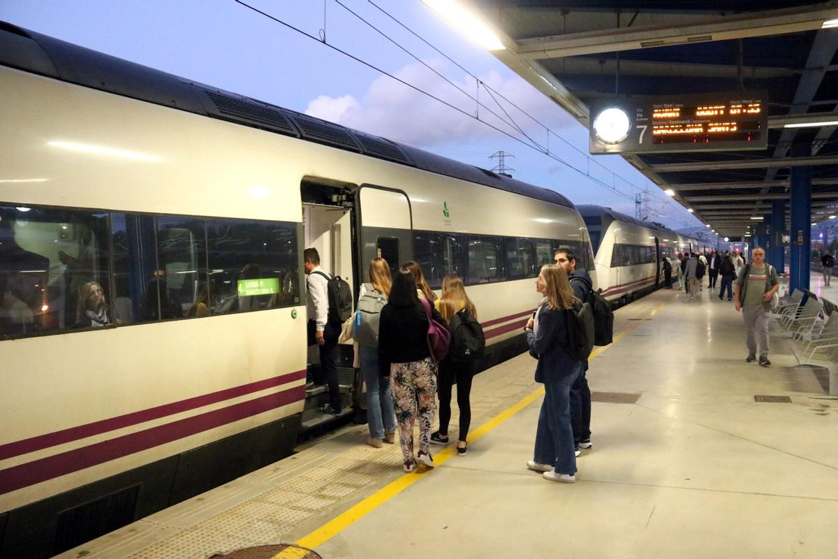 Un tren Avant, en la estación de Camp de Tarragona.