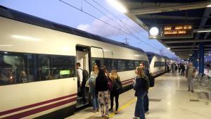 Diverses persones accedeixen al primer Avant que ha sortit aquest dimarts al matí de lestació del Camp de Tarragona en direcció a Barcelona