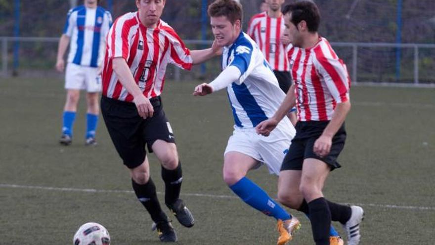 Una jugada del partido entre Avilés B y Siero en La Toba II.