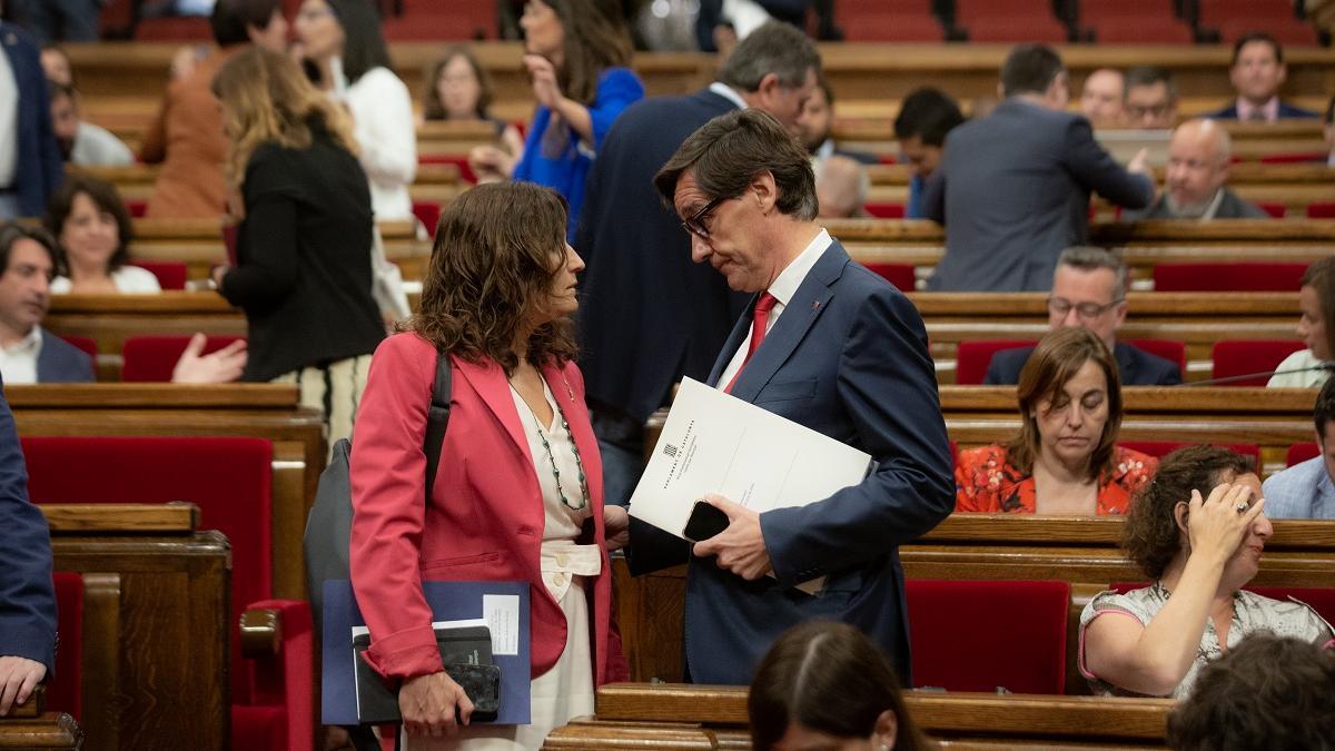 El líder del PSC, Salvador Illa, y la vicepresidenta del Govern en funciones, Laura Vilagrà, en el Parlament