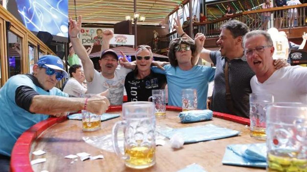 Turistas alemanes festejando el verano pasado