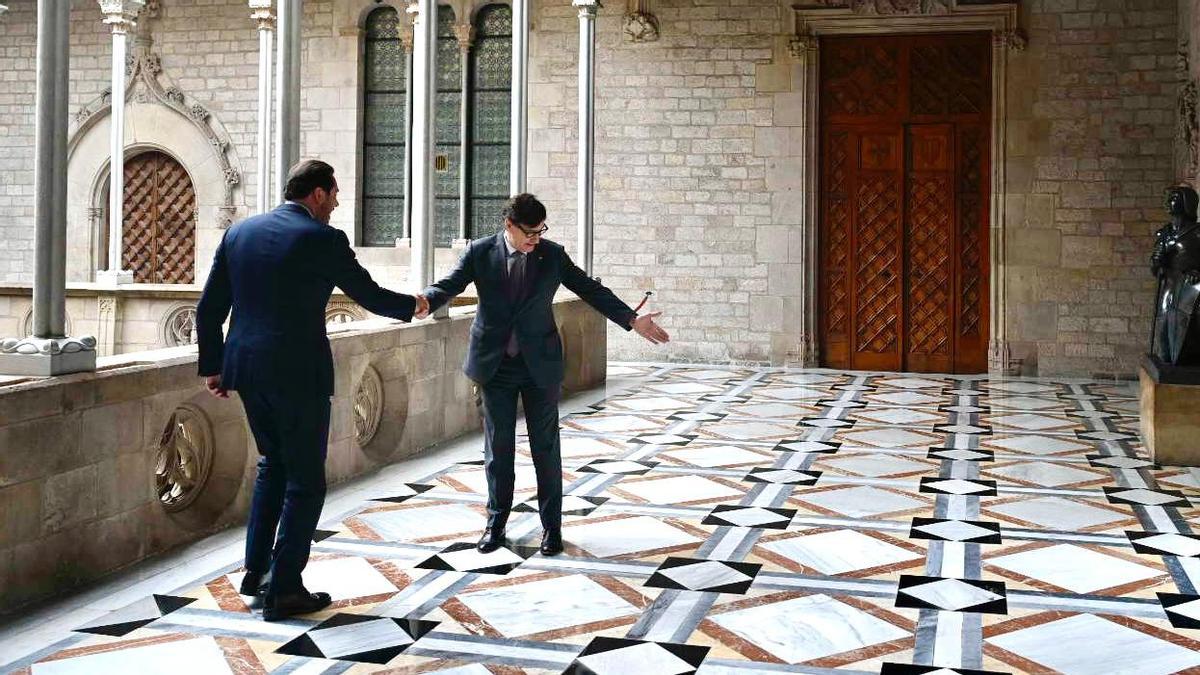 El president Illa recibe al ministro Óscar Puente en el Palau de la Generalitat, poco antes de la firma para constituir la nueva empresa de Rodalies de Catalunya.