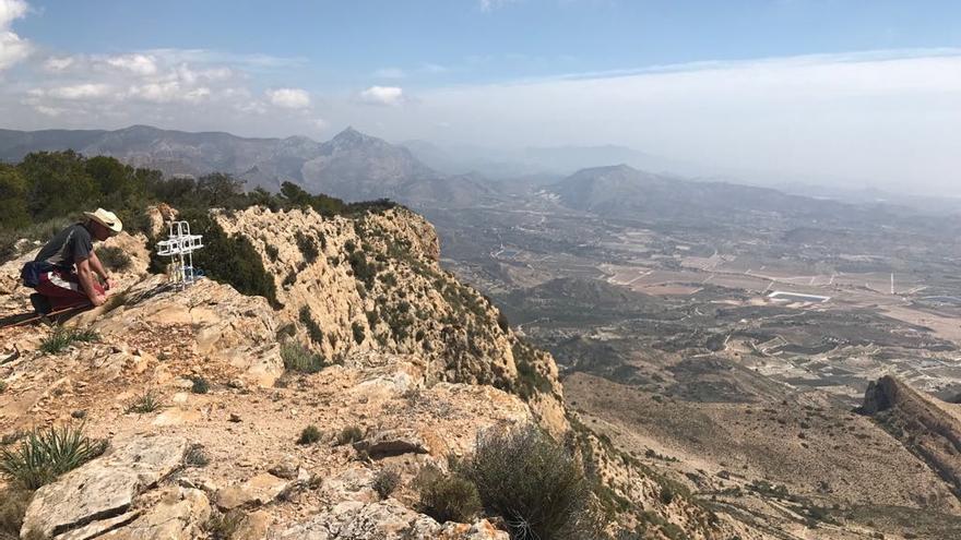 Una cruz en la cima de los Chaparrales de Petrer.